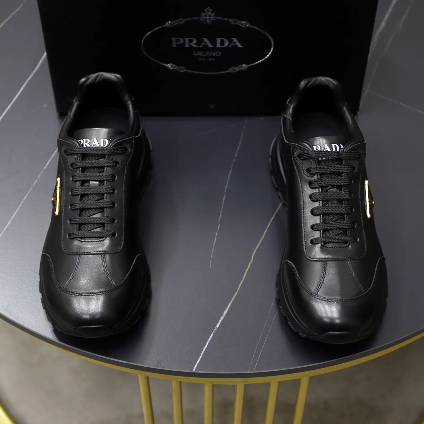 Factory price: 740💰Top original order Brand: PRADA (Prada) Standard code: Men's size 38/44 (45 can be customized) Grade: Same as the official website Material: Original cowhide stitching imported cowhide lining Original combination two-color wear-resistant soft outsole Style category: Leisure and sports version Young fashion European and American trend British style Color: Real picture color